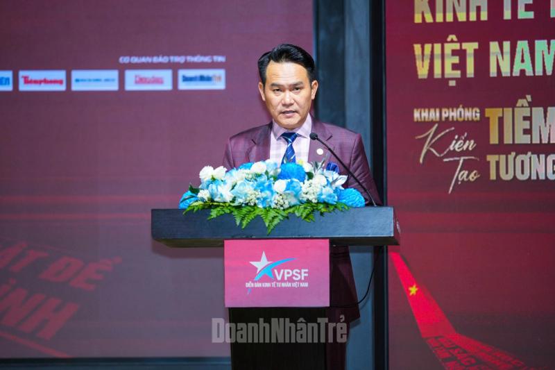 Ông Đặng Hồng Anh, Chủ tịch Hội Doanh nhân trẻ Việt Nam phát biểu tại buổi họp báo.