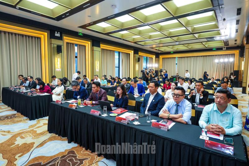 Các đại biểu tham dự họp báo.