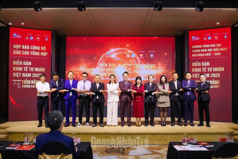 Nghi thức cam kết triển khai chương trình đào tạo 10.000 CEO giai đoạn 2025 - 2030.