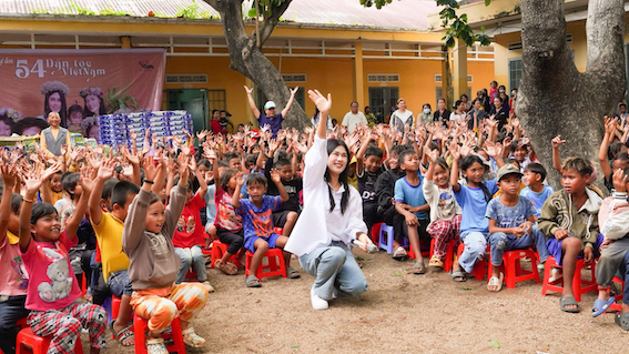 Ca sĩ Phúc Anh cùng các trẻ em trong làng