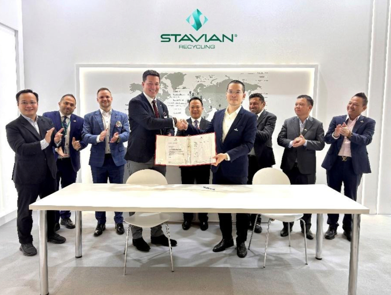 Lễ ký kết đánh dấu bước khởi đầu quan trọng trong hành trình hiện thực hóa Dự án Nhà máy nhựa tái chế rPET thuộc Tổ hợp tái chế Stavian tại Khu kinh tế Nghi Sơn (tỉnh Thanh Hóa), với công suất dự kiến 17.000 tấn/năm.