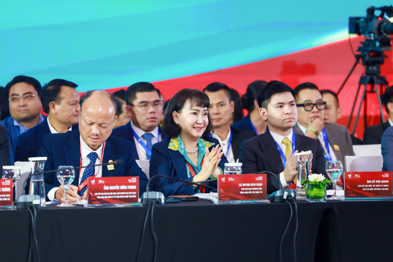 Bà Huỳnh Bích Ngọc - Phó Chủ tịch Thường trực, Tổng Giám đốc Tập đoàn TTC, trình bày kiến nghị của Tập đoàn TTC tại Phiên đối thoại cấp cao Diễn đàn Kinh tế tư nhân Việt Nam 2025 với sự tham dự và chỉ đạo của Thủ tướng Chính phủ Phạm Minh Chính vào chiều 16/9/2025 tại Hà Nội