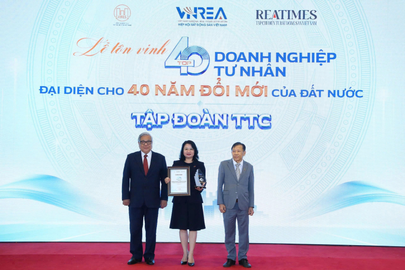 Đại diện Tập đoàn TTC đón nhận biểu trưng tôn vinh từ ban tổ chức.