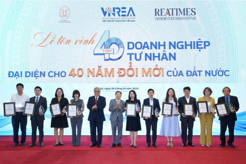 Bên cạnh Tập đoàn TTC, các doanh nghiệp tư nhân được trao tặng biểu trưng gồm những tên tuổi lớn như: Vingroup, FPT, Tập đoàn TH, Vinamilk, NutiFood, T&T Group…
