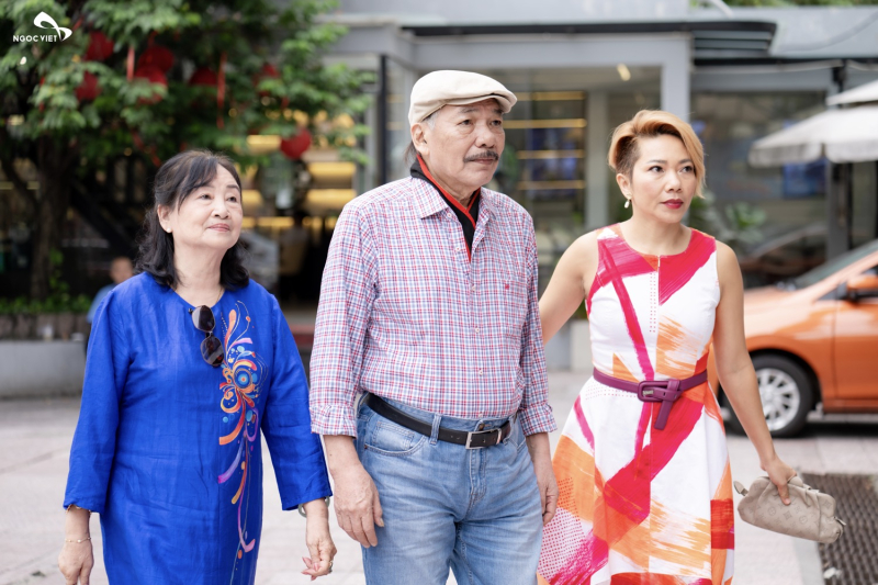 Ca sĩ Trần Thu Hà cùng vợ chồng nhạc sĩ Trần Tiến đến dự buổi ra mắt chương trình