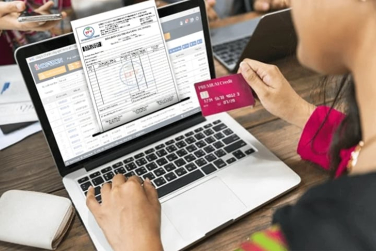 Sử dụng các ứng dụng hỗ trợ khai, nộp thuế điện tử. Ảnh: Internet