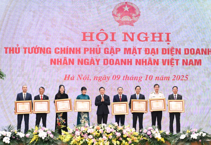 CEO Lưu Thị Thanh Mẫu (áo dài xanh, thứ 4 từ trái qua) nhận Bằng khen của Thủ tướng Chính phủ