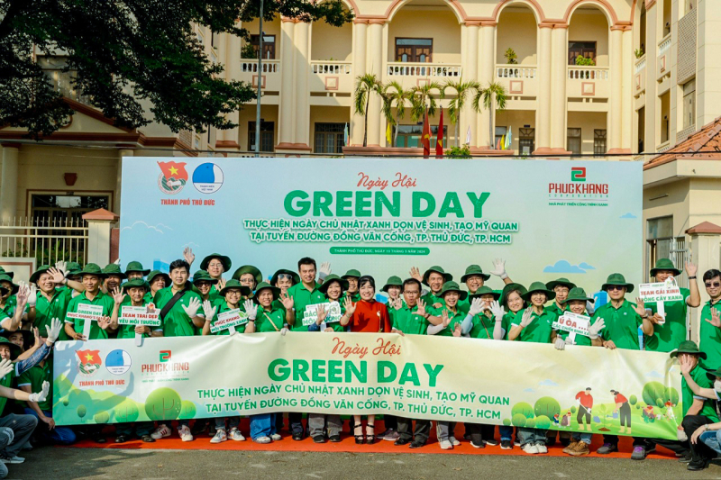 Phuc Khang Corporation thường xuyên tổ chức các chương trình Green Day cải tạo cảnh quan, dọn vệ sinh, bảo vệ môi trường