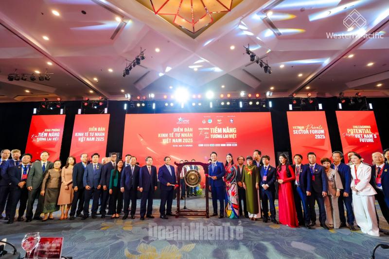 Thủ tướng Chính phủ Phạm Minh Chính, Chủ tịch Hội Doanh nhân trẻ Việt Nam Đặng Hồng Anh cùng các đại biểu thực hiện nghi thức đánh cồng tại Phiên cấp cao Diễn đàn Kinh tế tư nhân Việt Nam 2025.