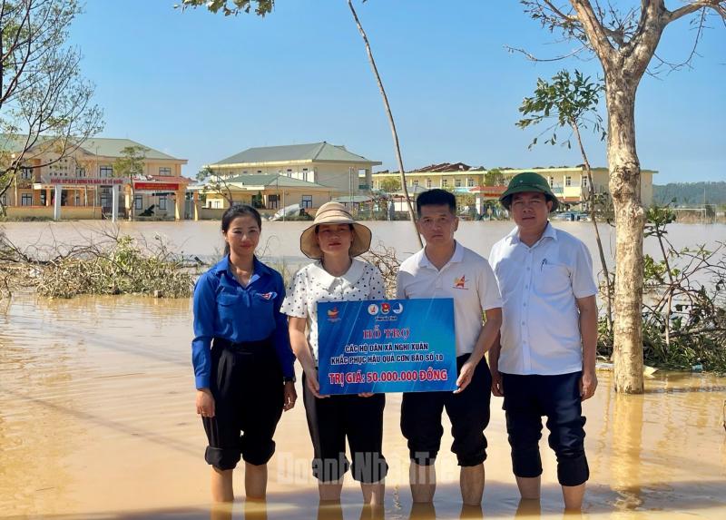 Thừa ủy quyền của Hội Doanh nhân trẻ Việt Nam, Hội Doanh nhân trẻ Hà Tĩnh trao biểu trưng kinh phí hỗ trợ đồng bào gặp ảnh hưởng do bão số 10.