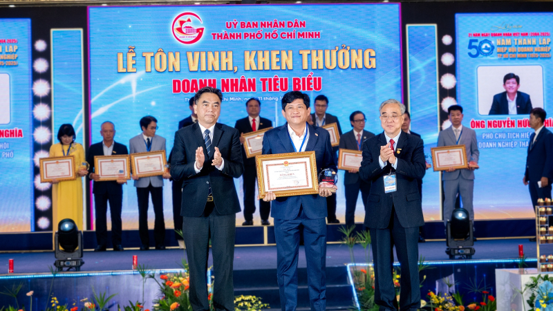 Ông Nguyễn Hữu Nghĩa được tôn vinh là “Doanh nhân tiêu biểu TP.HCM 2025”. Ảnh: SATRA