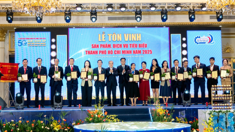 Ông Lâm Quốc Thanh, Tổng Giám đốc SATRA (thứ 5, từ phải sang) nhận bằng khen và giải thưởng “Sản phẩm, dịch vụ tiêu biểu TP.HCM 2025”. Ảnh: SATRA