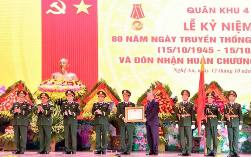Tổng Bí thư Tô Lâm, Bí thư Quân ủy Trung ương, thay mặt lãnh đạo Đảng, Nhà nước trao Huân chương Hồ Chí Minh tặng lực lượng vũ trang Quân khu 4.