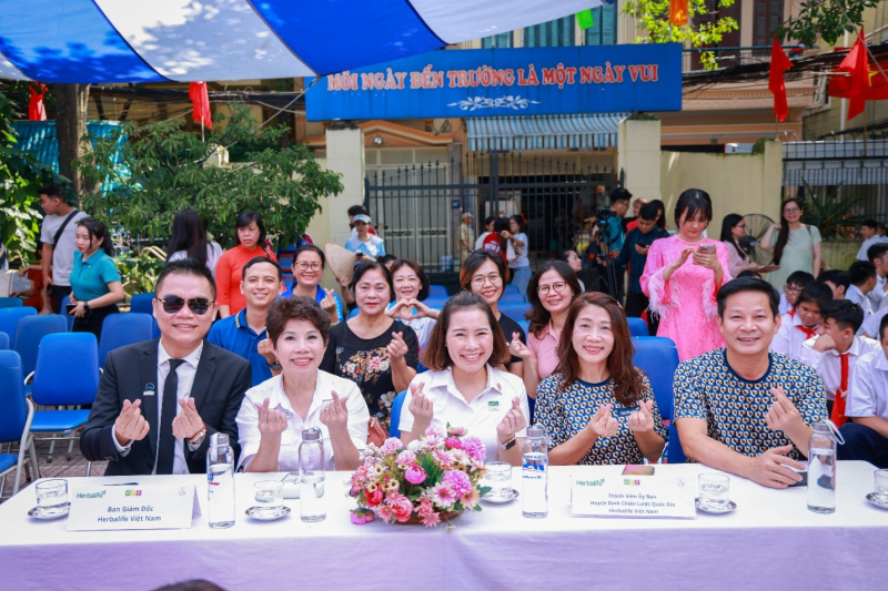 Ông Nguyễn Thành Đạt – Giám đốc truyền thông Herbalife Việt Nam, Campuchia & Thái Lan cùng Thành viên độc lập Herbalife tại lễ tái ký kết tại Trường Xã Đàn – Hà Nội