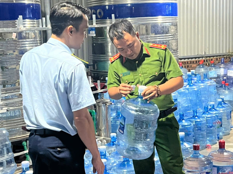 Cơ quan Công an thu giữ hơn 500 bình nước Lavie giả các loại 19 lít và 18,5 lít. Ảnh: Internet
