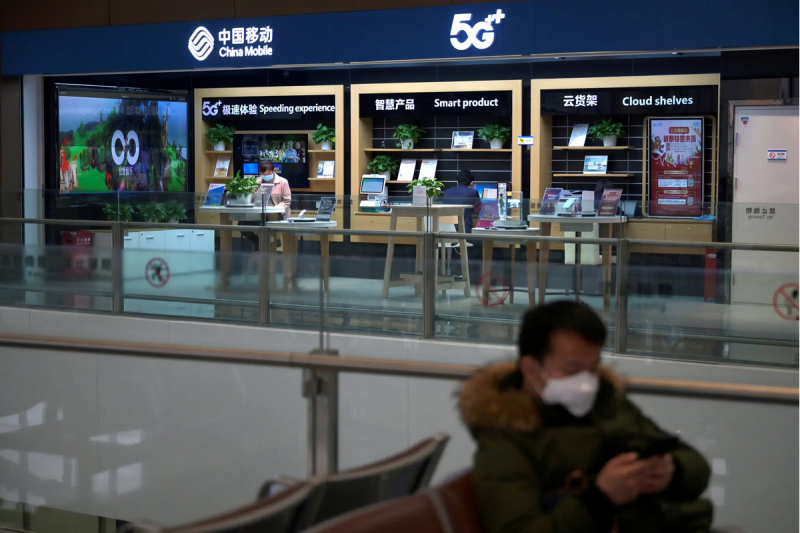 Một cửa hàng China Mobile tại Sân bay Quốc tế Đại Hưng, Bắc Kinh. Ảnh: Reuters