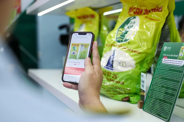 Người tiêu dùng đang truy xuất nguồn gốc sản phẩm. Ảnh: Internet