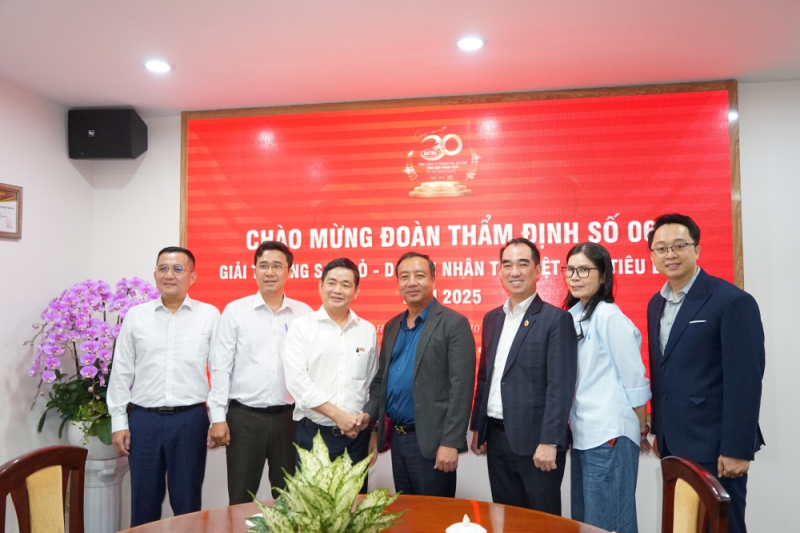 Đoàn thẩm định và SATRA chụp hình lưu niệm