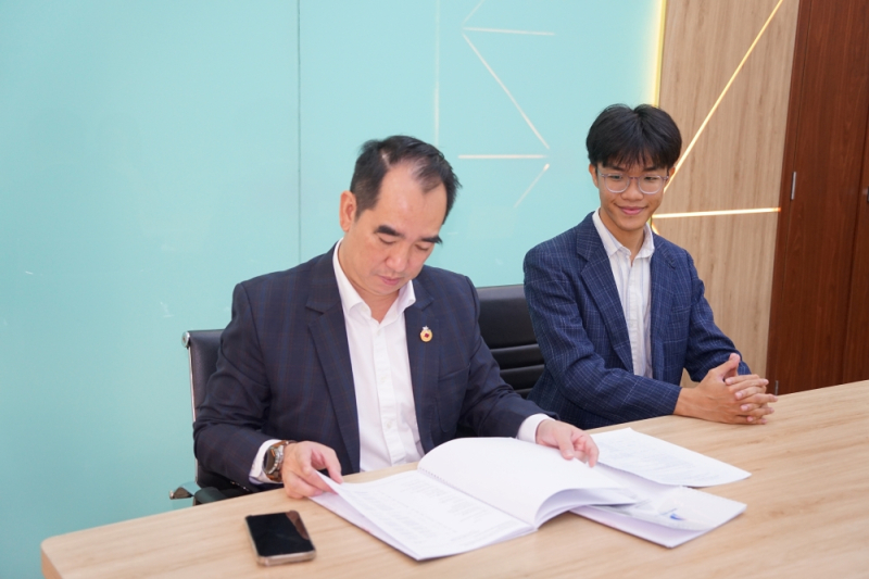 Ông Đỗ Tri Quang - Phó chủ tịch thường trực Hội Doanh nhân trẻ TP.HCM đối chiếu hồ sơ gốc tại Biti's