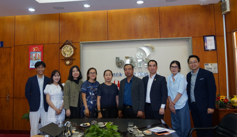 Đoàn thẩm định và Biti's chụp hình lưu niệm sau buổi làm việc
