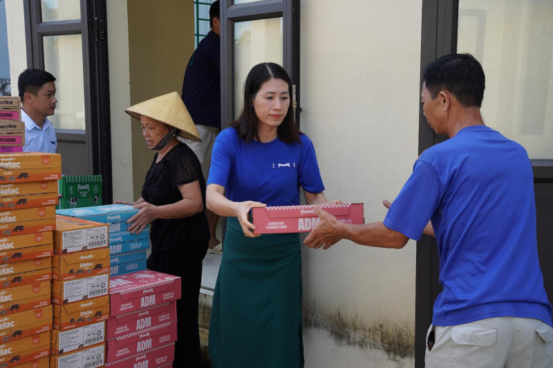 Đoàn Vinamilk trao tặng sản phẩm dinh dưỡng, thăm hỏi động viên người dân ở xã Hoằng Hóa, tỉnh Thanh Hóa. Ảnh: Tịnh Không