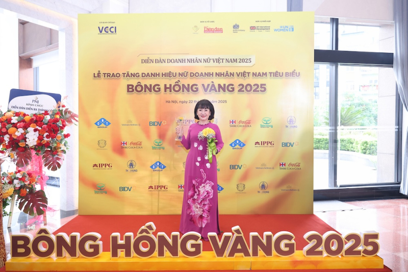 Bà Huỳnh Bích Ngọc nhận danh hiệu