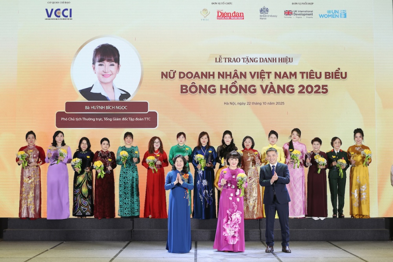 Bà Nguyễn Thị Hà - Thứ trưởng Bộ Nội vụ và ông Đậu Anh Tuấn - Phó Tổng thư ký Liên đoàn Thương mại và Công nghiệp Việt Nam trao tặng danh hiệu “Nữ Doanh nhân Việt Nam tiêu biểu - Bông hồng vàng” năm 2025 đến bà Huỳnh Bích Ngọc - Phó Chủ tịch Thường trực, Tổng Giám đốc Tập đoàn TTC