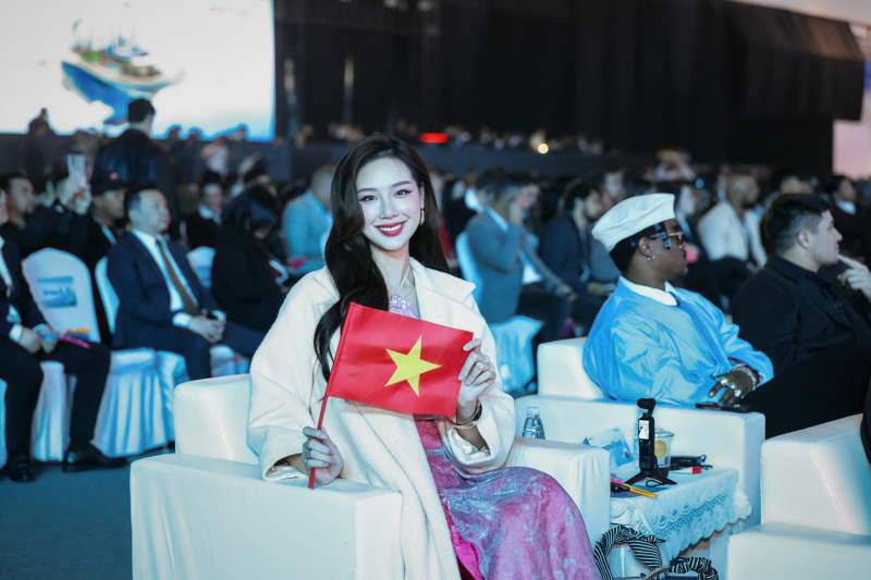 Hoa hậu Bảo Ngọc nhận giải thưởng tại Trung Quốc