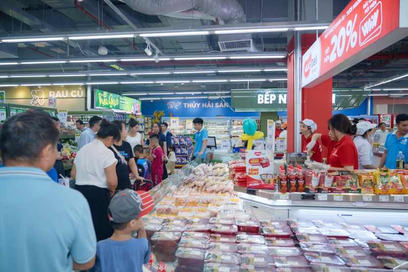 Khách hàng chọn sản phẩm tại Winmart