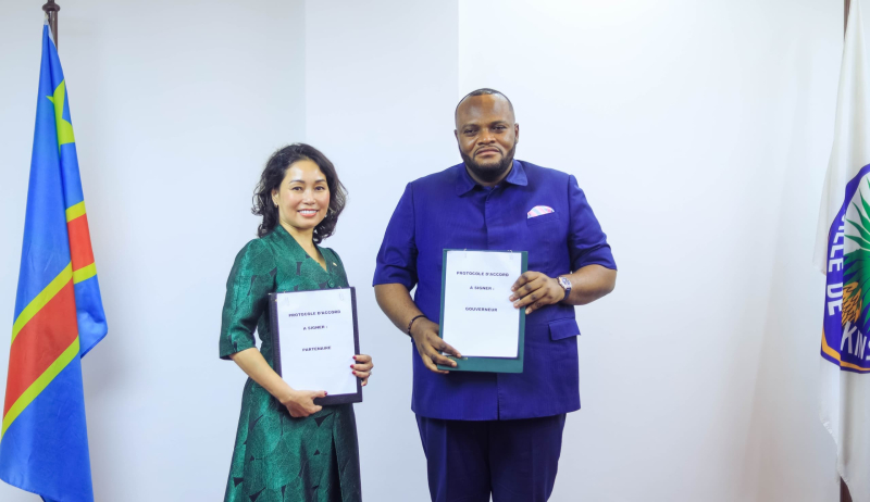 Ông Daniel Bumba Lubaki, Tỉnh trưởng Kinshasa và bà Lê Thị Thu Thủy, Phó chủ tịch Vingroup trong buổi ký MOU. Ảnh: Vingroup