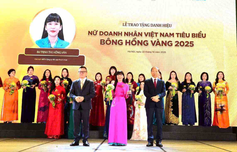 Bà Trịnh Thị Hồng Vân- Chủ tịch HĐTV Công ty Yến sào Khánh Hòa vinh dự nhận danh hiệu Nữ doanh nhân tiêu biểu - Bông hồng Vàng 2025