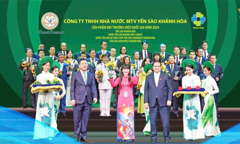 Bà Trịnh Thị Hồng Vân đại diện Công ty đón nhận Thương hiệu Quốc gia do Thủ tướng Phạm Minh Chính trao tặng