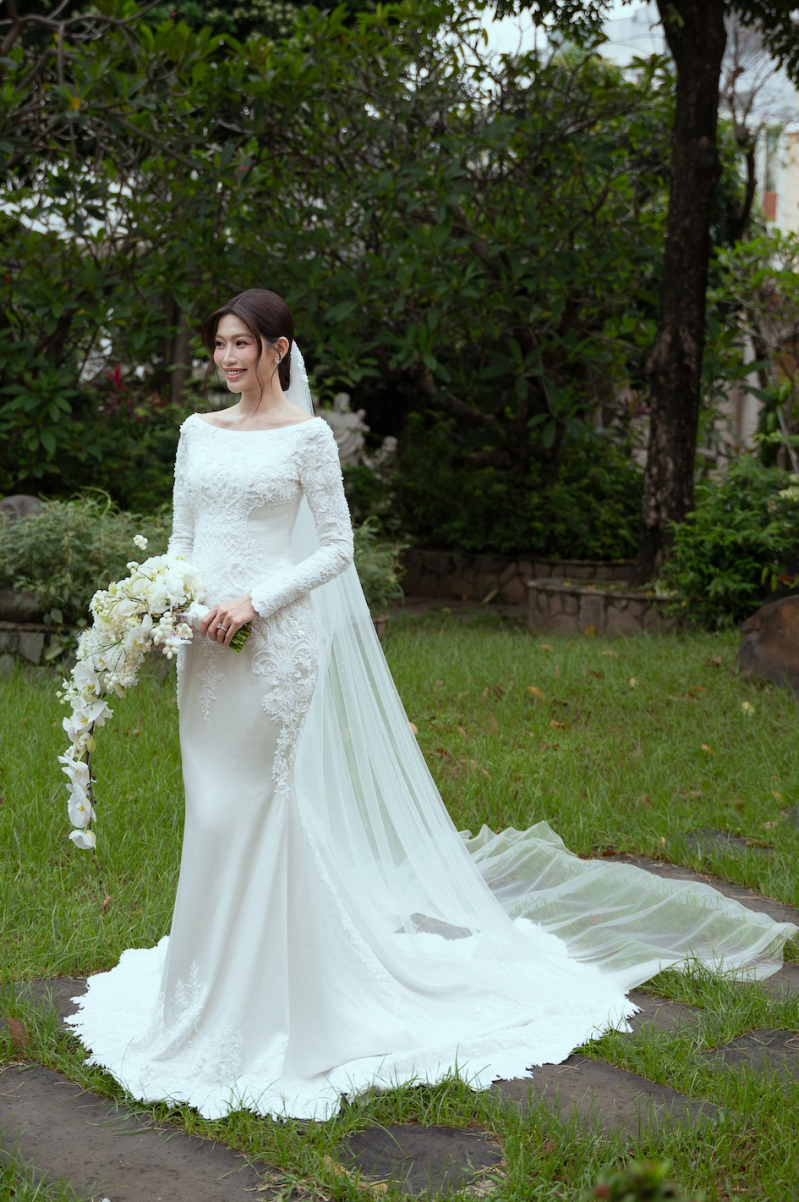 Á hậu Chế Nguyễn Quỳnh Châu trong thiết kế váy cưới của Lê Thanh Hoà