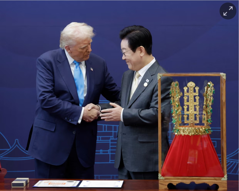 Donald Trump được Tổng thống Hàn Quốc Lee Jae Myung tặng một chiếc vương miện mô phỏng vào thứ Tư, 29/10. Ảnh: Yonhap/EPA