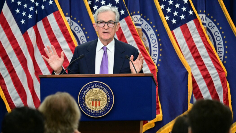 Chủ tịch Fed, Jerome Powell, tại cuộc họp báo công bố cắt giảm lãi suất. Ảnh: NYT