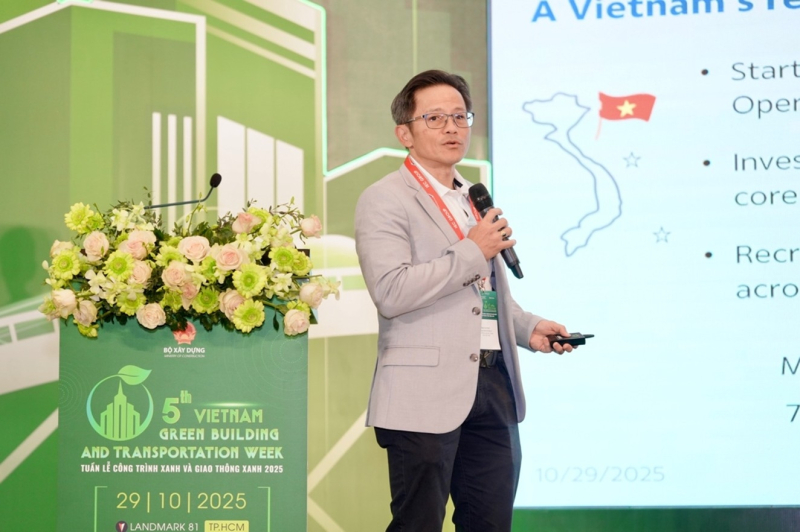 Ông Supakit Phucharoensilp, Giám đốc điều hành khối sản xuất Xi măng, đại diện Tập đoàn SCG, chia sẻ tầm nhìn chiến lược cùng các giải pháp đột phá, đồng thời giới thiệu chuỗi vật liệu xây dựng xanh nhằm thúc đẩy sự phát triển bền vững của ngành xây dựng Việt Nam.