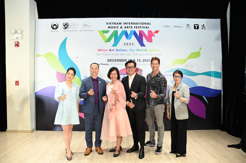 Các thành viên Ban tổ chức và Ban giám khảo Liên hoan