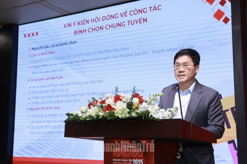 Ông Trần Đăng Nam, Phó Chủ tịch Hội Doanh nhân trẻ Việt Nam (phụ trách Giải thưởng), Phó Chủ tịch Hội đồng trình bày Tờ trình bình chọn chung tuyển.