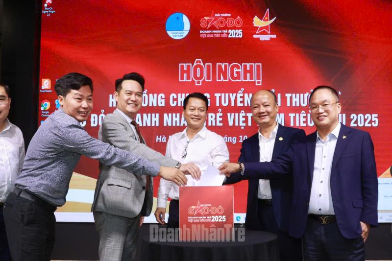 Các đại biểu bỏ phiếu kín bình chọn TOP10 Sao Đỏ 2025.