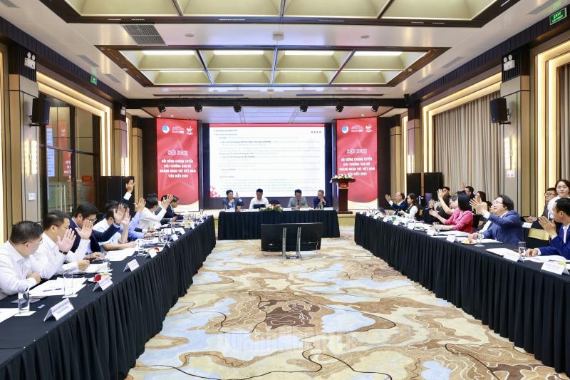 Các đại biểu biểu quyết tại hội nghị.