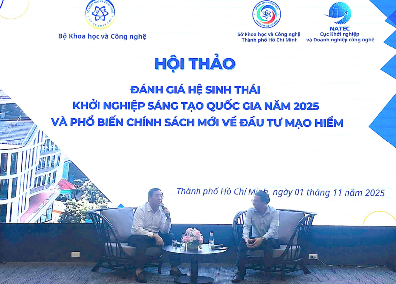 Ông Phạm Hồng Quất, Cục trưởng Cục Khởi nghiệp và Doanh nghiệp công nghệ, Bộ Khoa học - Công nghệ (bên trái) và ông Lâm Đình Thắng Giám đốc Sở Khoa học và Công nghệ TP.HCM trao đổi tại hội thảo