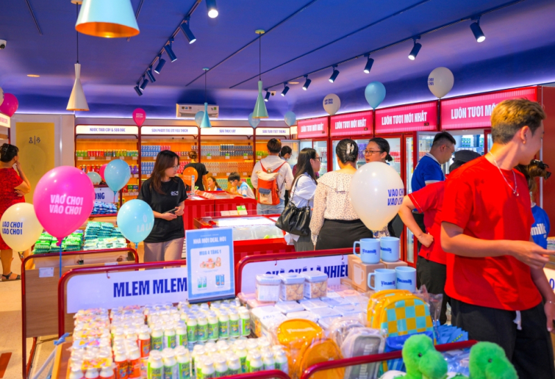 Các cửa hàng Vinamilk đã được thay đổi đồng bộ theo nhận diện thương hiệu mới. Ảnh: Vi Nam 