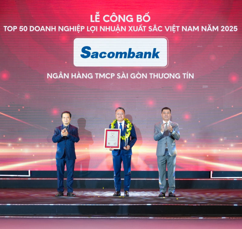 Đại diện Sacombank – ông Trần Anh Việt, Giám đốc Khu vực miền Bắc – nhận giải thưởng Top 50 doanh nghiệp lợi nhuận xuất sắc Việt Nam.