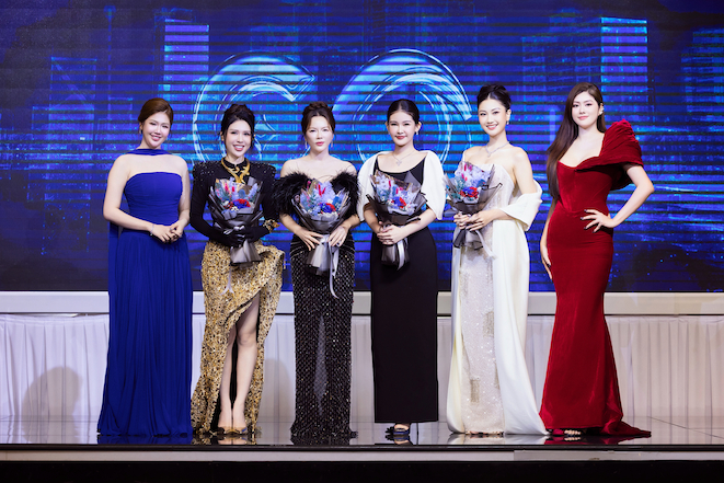 Các người đẹp trong Ban giám khảo và Ban tổ chức cuộc thi