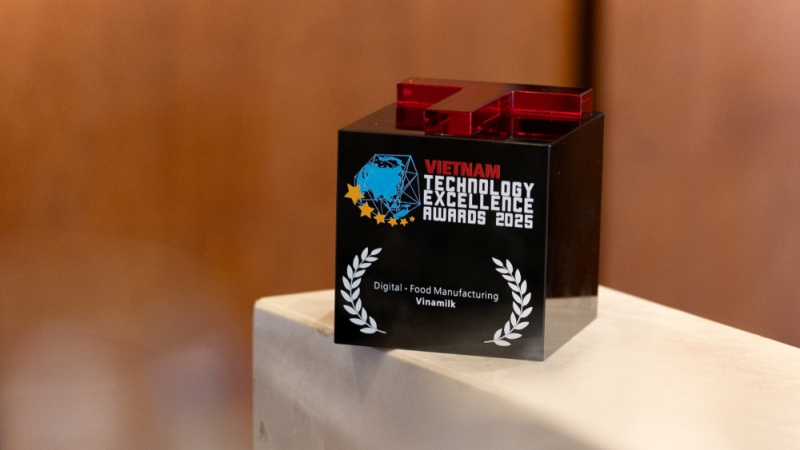 Vinamilk là doanh nghiệp sữa duy nhất của Đông Nam Á được vinh danh tại hạng mục Chuyển đổi số - Sản xuất thực phẩm tại ATEA 2025 (Ảnh: BTC). 