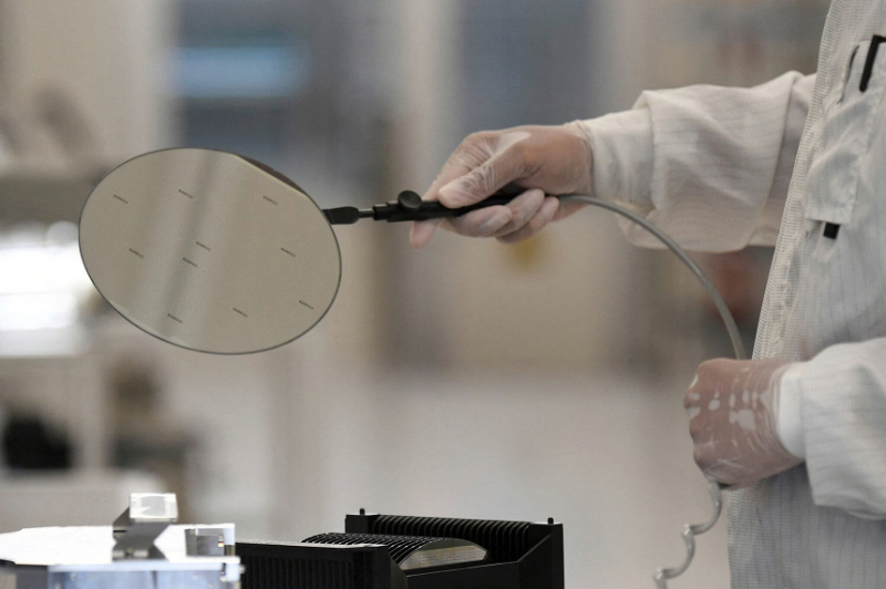 Một tấm bán dẫn silicon (wafer) trong dây chuyền sản xuất của Nexperia, tại Hamburg, Đức. Ảnh: NYT