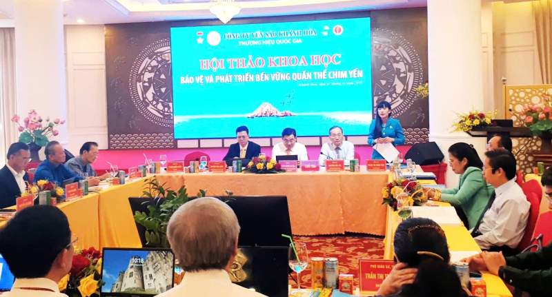 ThS. Trịnh Thị Hồng Vân, Chủ tịch HĐTV Công ty Yến sào Khánh Hòa, thành viên ban chủ trì hội thảo tham gia điều hành