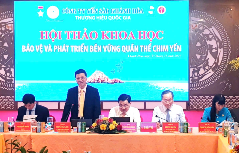 TS.Nguyễn Văn Long, Vụ trưởng Vụ Khoa học và Công nghệ- Bộ Nông nghiệp và Môi trường (đứng) chủ trì hội thảo