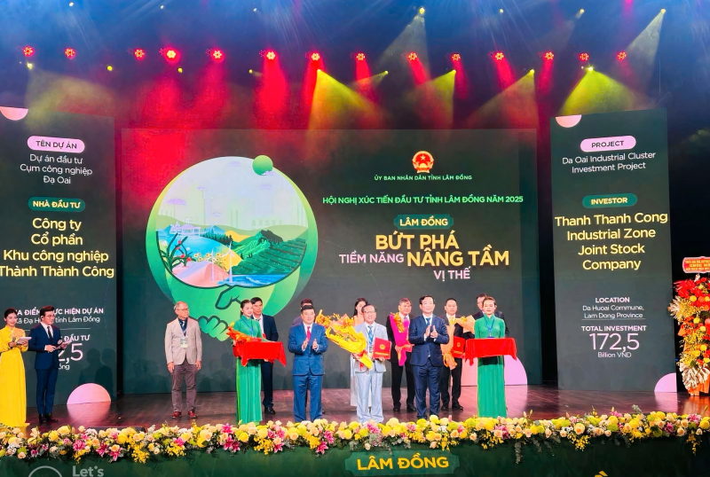 Lãnh đạo Tỉnh ủy, UBND tỉnh Lâm Đồng trao Giấy chứng nhận đầu tư cho Công ty CP Khu công nghiệp Thành Thành Công.