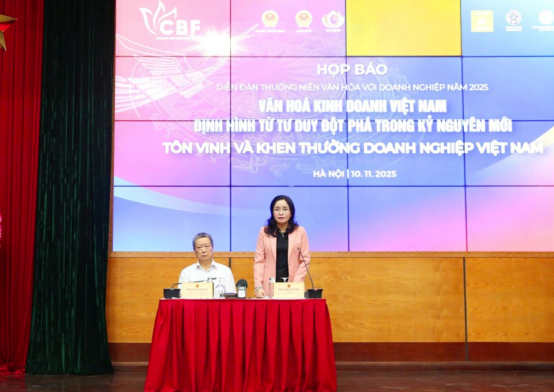 Thứ trưởng Bộ VHTTDL Trịnh Thị Thuỷ đồng chủ trì họp báo.